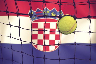 Bayrak arkaplan üzerinde net tenis topu.
