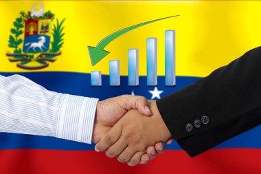 Arkaplan olarak Venezuela bayrağı ile el sıkışmak ya da sözleşmek.