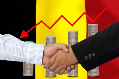 Arkaplan olarak Belçika bayrağı ile el sıkışma veya sözleşme.