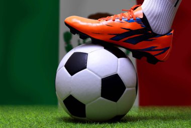 Futbol oyuncusunun bacakları ve ayakları kapalı yeşil çimlerde yürür ve Meksika bayrağının arka planında maç yapmaya hazırdır..