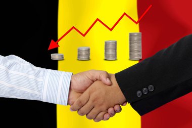 Arkaplan olarak Belçika bayrağı ile el sıkışma veya sözleşme.