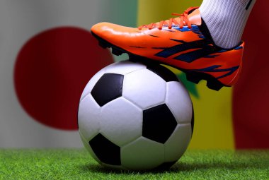 Futbol oyuncularının ya da futbolcuların bacakları kapalı yeşil çimlerde yürürken ulusal Japonya ve ulusal Senegal 'de maç yapmaya hazırlar..