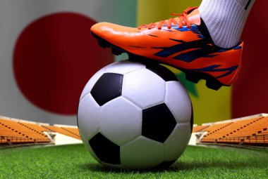 Futbol oyuncularının ya da futbolcuların bacakları kapalı yeşil çimlerde yürürken ulusal Japonya ve ulusal Senegal 'de maç yapmaya hazırlar..