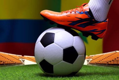 Futbol oyuncusunun bacakları ve ayakları kapalı, yeşil çimlerde yürüyor, Kolombiya ve Senegal 'de maç yapmaya hazır..