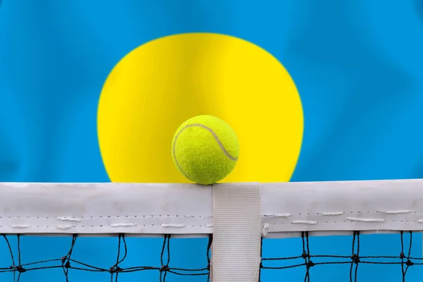 フラグの背景にネットでテニスボール — ストック写真