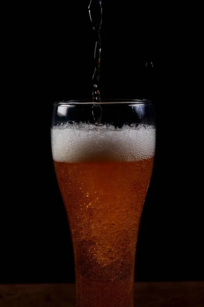Ποτήρι Μπύρας Ακουμπισμένο Ξύλο Μαύρο Φόντο — Φωτογραφία Αρχείου