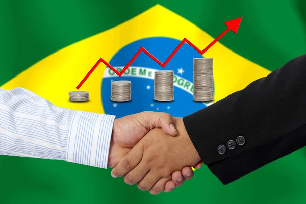 Aperto Mão Contrato Conjunto Com Bandeira Brasil Como Fundo — Fotografia de Stock