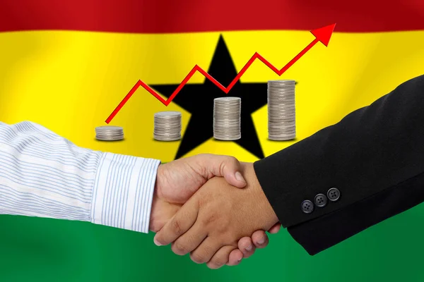 Stretta Mano Contratto Insieme Con Sulla Bandiera Ghana Come Sfondo — Foto Stock