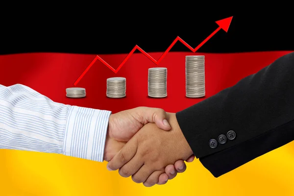 Handdruk Contract Samen Met Vlag Van Duits Als Achtergrond — Stockfoto