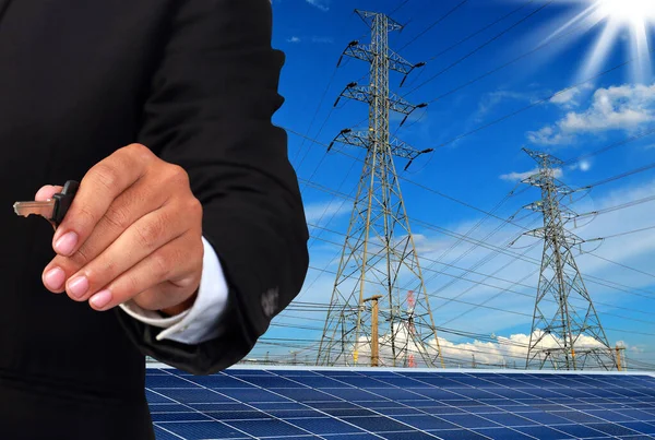 Şehrin arka planında elektrik kutupları ve güneş panelleri olan tanınmayan kişi