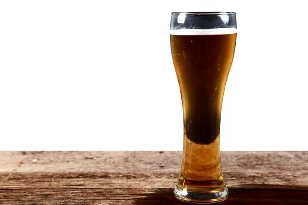 Ποτήρι Μπύρας Ακουμπισμένο Ένα Κομμάτι Ξύλο Λευκό Φόντο — Φωτογραφία Αρχείου