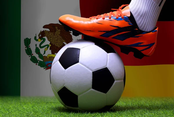 足球运动员或足球运动员在绿草上行走 准备在德国和墨西哥的国家赛场上比赛 — 图库照片