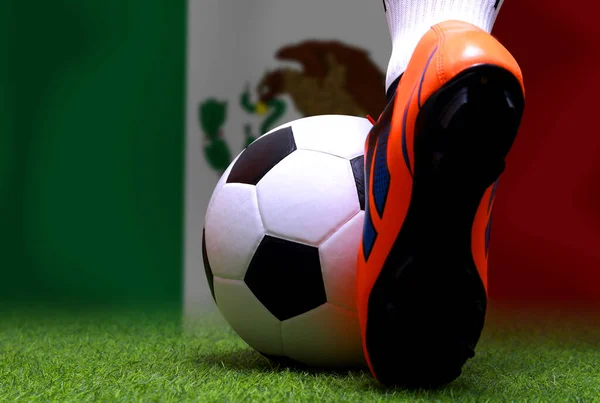 Close Benen Voeten Van Voetballer Voetballer Lopen Groen Gras Klaar — Stockfoto