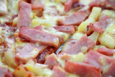 Erimiş peynirli sıcak pizza dilimi.