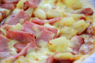 Erimiş peynirli sıcak pizza dilimi.