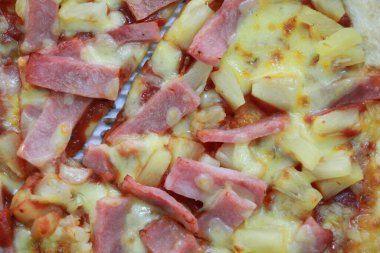 Erimiş peynirli sıcak pizza dilimi.