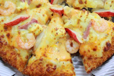 Erimiş peynirli sıcak pizza dilimi.