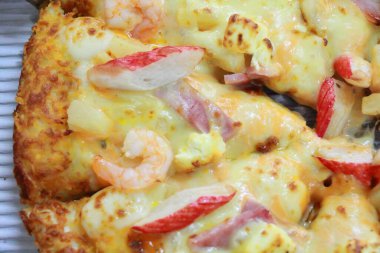 Erimiş peynirli sıcak pizza dilimi.