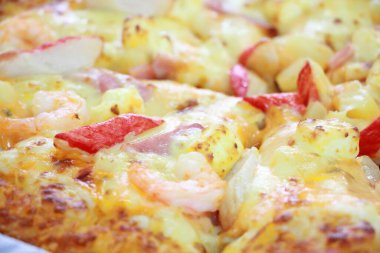 Erimiş peynirli sıcak pizza dilimi.