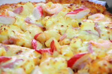 Erimiş peynirli sıcak pizza dilimi.