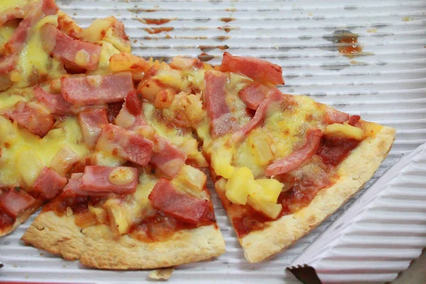 Gorący Kawałek Pizzy Topiącym Się Serem — Zdjęcie stockowe