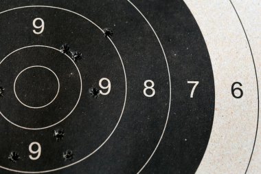 Mermi delikli hedef.