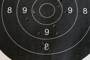 Mermi delikli hedef.