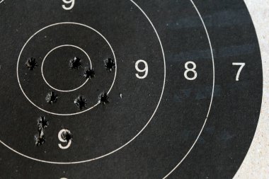 Mermi delikli hedef.