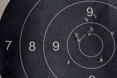 Mermi delikli hedef.