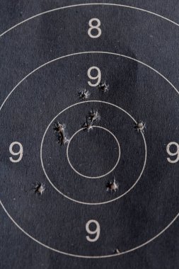 Mermi delikli hedef.