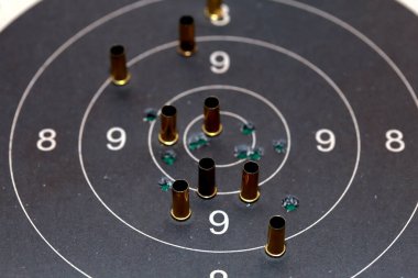 Mermi delikli hedef.