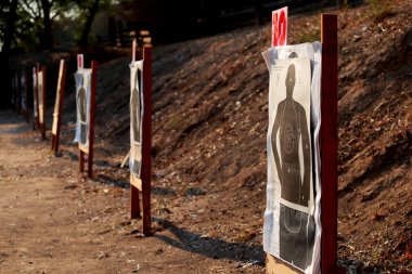 Mermi delikli hedef.