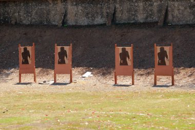 Mermi delikli hedef.