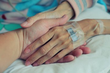 Aşıklar el ele tutuşup hastalara serum takıyor..