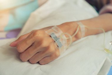 Hastanın elindeki serum damlasını kapat.