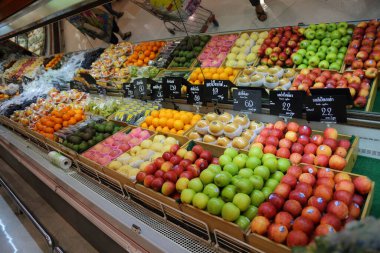 BANGKOK - 22 Mayıs 2016 Makro süpermarketten alışveriş yapan Makro, Hollanda 'da kurulmuş bir Depo kulübü zinciri.