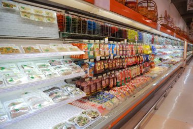BANGKOK - 22 Mayıs 2016 Makro süpermarketten alışveriş yapan Makro, Hollanda 'da kurulmuş bir Depo kulübü zinciri.