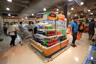 BANGKOK - 22 Mayıs 2016 Makro süpermarketten alışveriş yapan Makro, Hollanda 'da kurulmuş bir Depo kulübü zinciri.