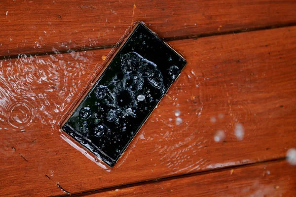 Moderno Smartphone Goccia Impermeabile Acqua Legno Sfondo — Foto Stock