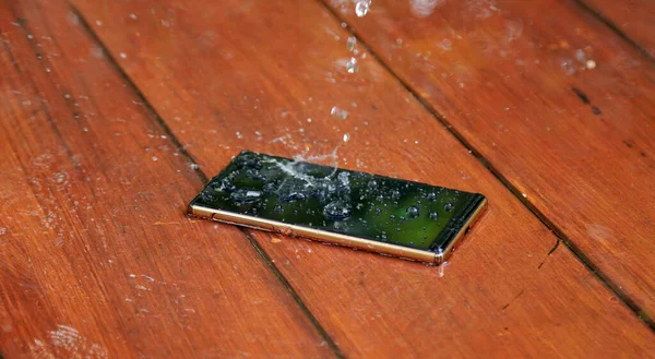 Moderno Smartphone Gota Impermeável Água Fundo Madeira — Fotografia de Stock