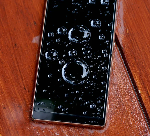 Moderní Smartphone Vodotěsné Kapka Vody Dřeva Pozadí — Stock fotografie