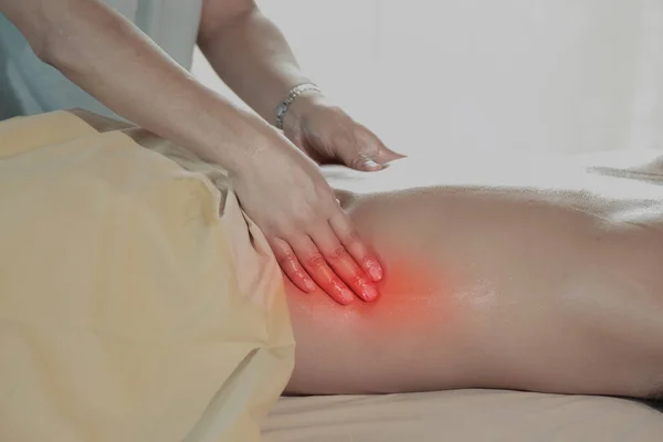 Closeup Masseur Fazendo Massag Volta Homem Atraente Ter Uma Massagem — Fotografia de Stock