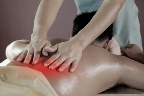 Closeup Masseur Doen Terug Massage Een Aantrekkelijke Man Met Een — Stockfoto