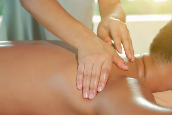 Primo Piano Massaggiatore Che Massaggiare Schiena Uomo Attraente Che Massaggio — Foto Stock