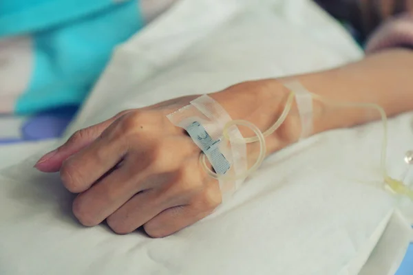 Hastanın Elindeki Serum Damlasını Kapat — Stok fotoğraf