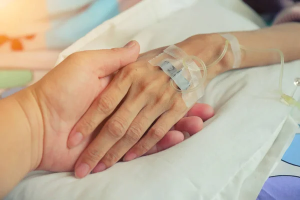 Nahaufnahme Eines Tropfens Der Hand Des Patienten — Stockfoto