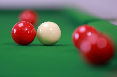 Bilardo masasında bilardo topu