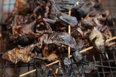 Daha sonra yemek için fırında bir yığın kurbağa. Nadir bulunan bir yiyecek..