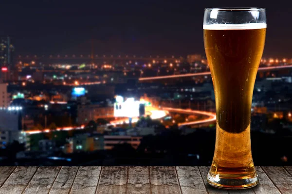 Ποτήρι Μπύρας Ξύλινο City Βράδυ Φόντο — Φωτογραφία Αρχείου