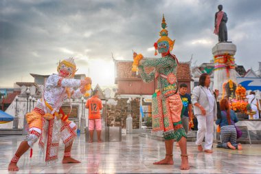 KORAT, Tayland - 2 Ekim 2016: Khon, Tayland klasik maskeli geleneksel dans dramı sanatı, bu performans Ramayana destanı. Tayland 'da turizmi desteklemek için halk içinde gösteri yapma kavramı.